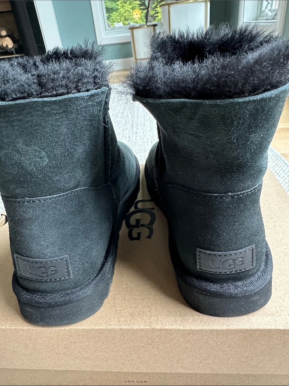 UGG NIB W Bailey Zip Mini / Black with gold hardware/ W/ size 9